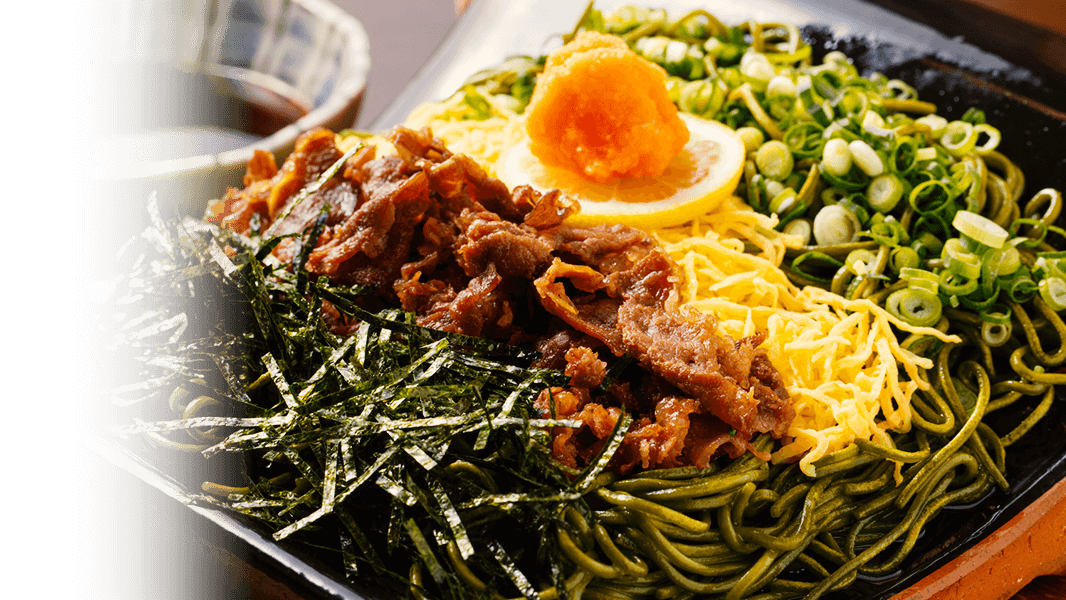 写真：具材たっぷりで見た目も鮮やかな名物かわらそば