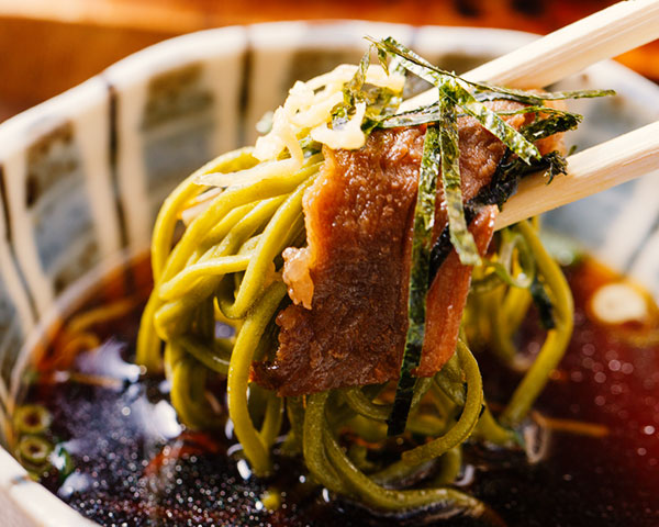 写真：箸上げされたシズル感たっぷりの料理