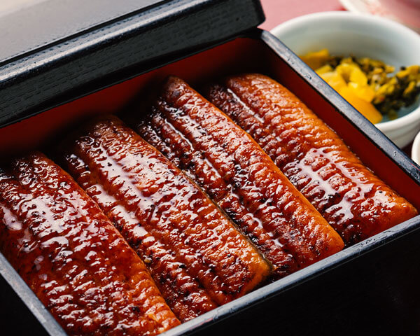 写真：照りの美しいタレが食欲をそそる国産うなぎのうな重